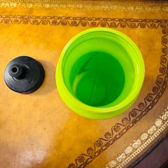 NIKE Big Mouth 22 oz Squeezable Push Pull Spout Neon Green Black Water Bottle - Picture 7 of 7